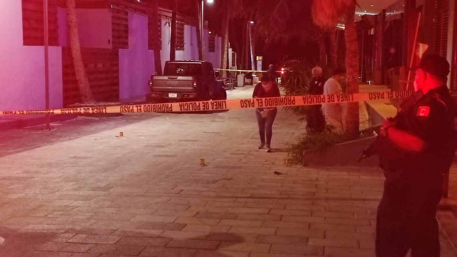 Ejecutan a mesero y hieren a otro afuera de un expendio de cerveza en Playa del Carmen