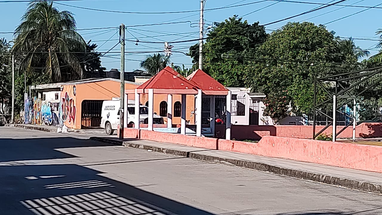 Hallan cadáver de hombre maniatado en un parque de la Región 221 de Cancún