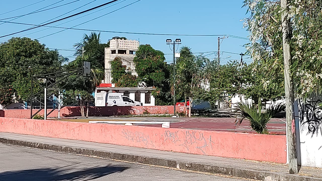 Hallan cadáver de hombre maniatado en un parque de la Región 221 de Cancún