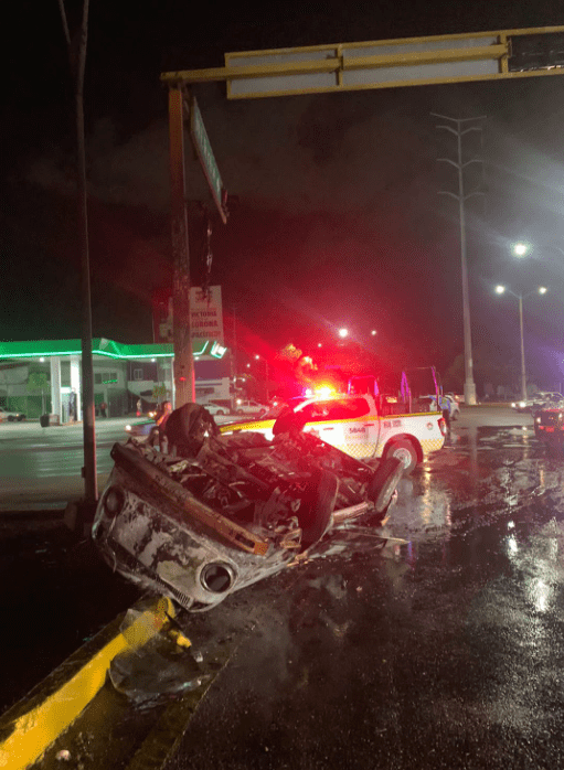 Combi se incendia tras chocar contra semáforo en Cancún