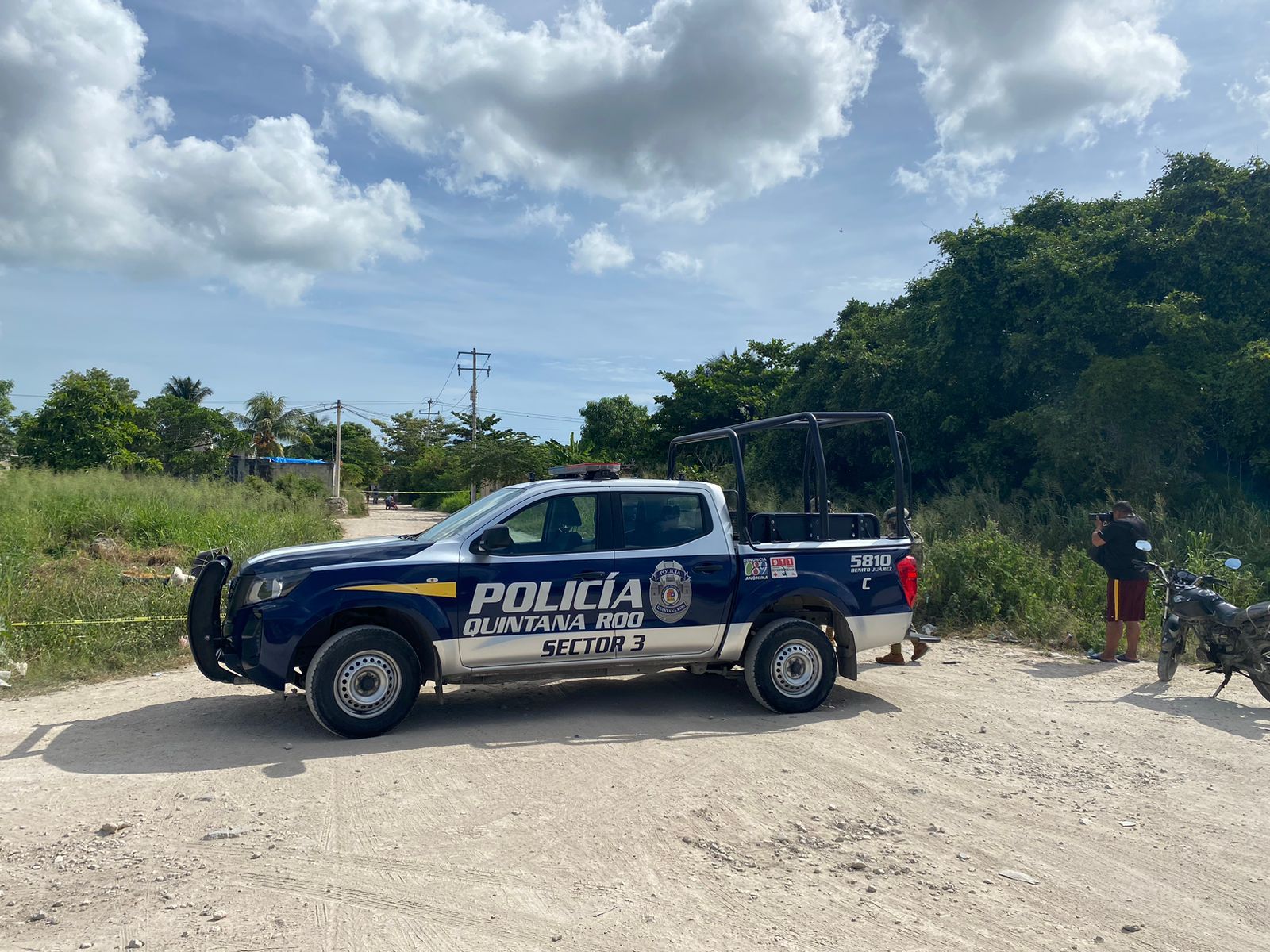Hallan cuerpo embolsado cerca del fraccionamiento Azul Bonampak