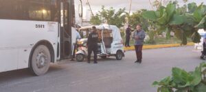 Muere pasajera del mototaxi que chocó con autobús, en Playa del Carmen