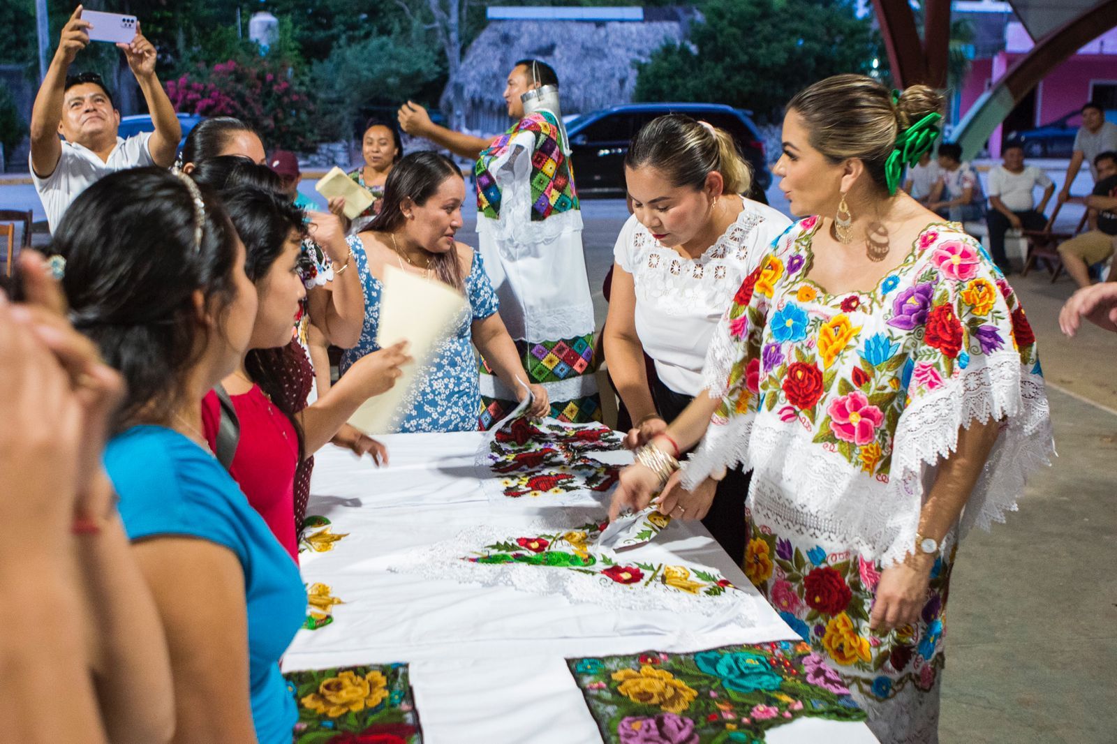 Dar a conocer productos creados por manos mayas ayuda a mejorar su calidad de vida