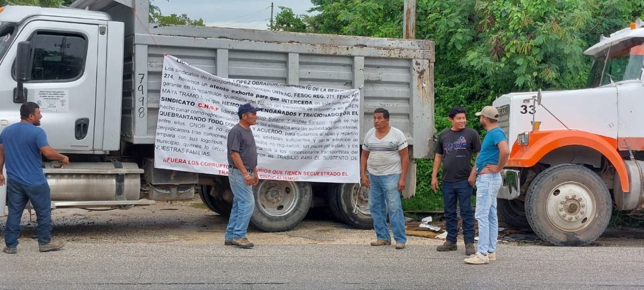 Protestan volqueteros por contrataciones para el Tren Maya