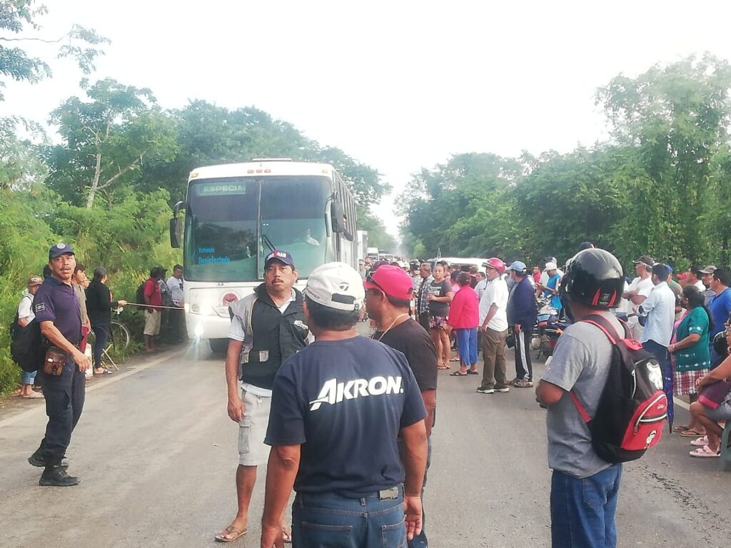 Continúa por segundo día bloqueo carretero en Kantunilkín