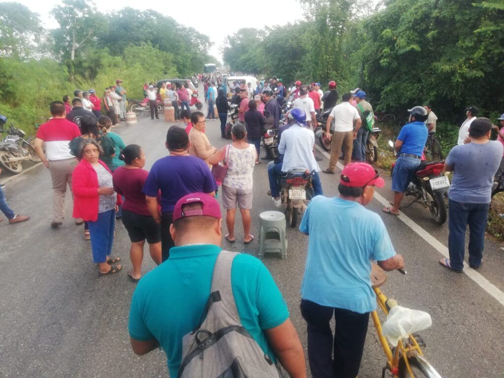 Continúa por segundo día bloqueo carretero en Kantunilkín