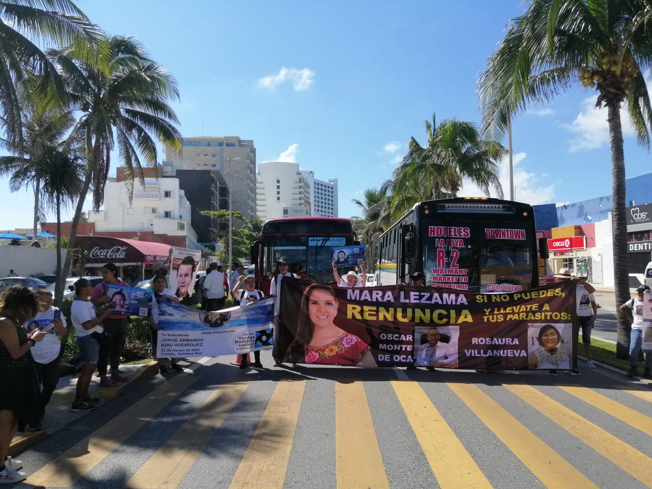 Bloquean activistas el bulevar Kukulcán de Cancún, por desapariciones y Uber