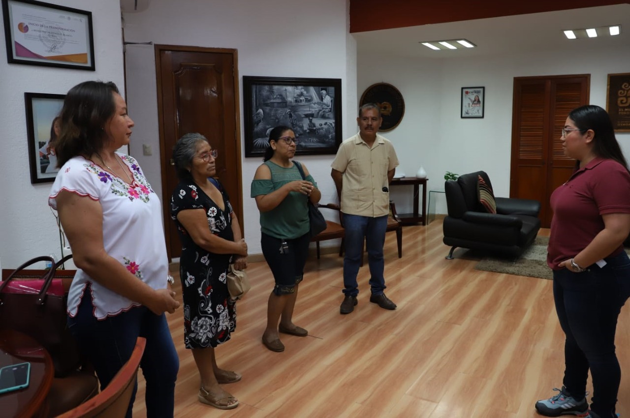 Entrega Yensunni Martínez primeros cuatro contratos a locatarios de mercados