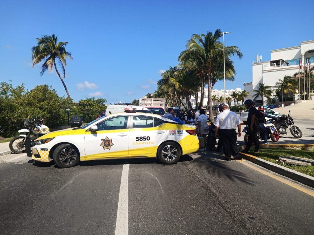 Bloquean activistas el bulevar Kukulcán de Cancún y exigen destitución del fiscal