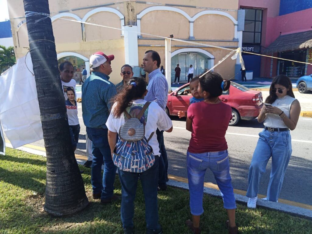 Bloquean activistas el bulevar Kukulcán de Cancún y exigen destitución del fiscal