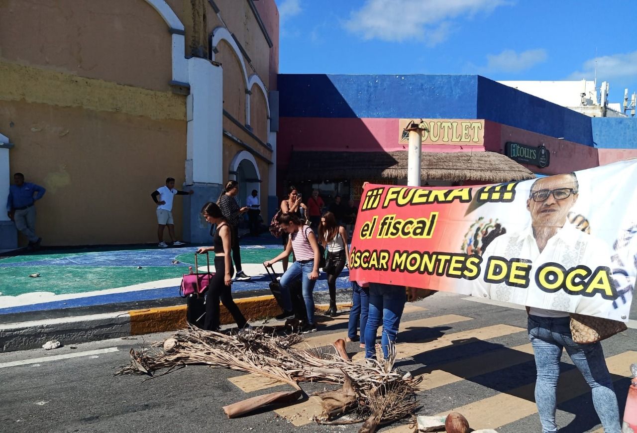 Bloquean activistas el bulevar Kukulcán de Cancún y exigen destitución del fiscal