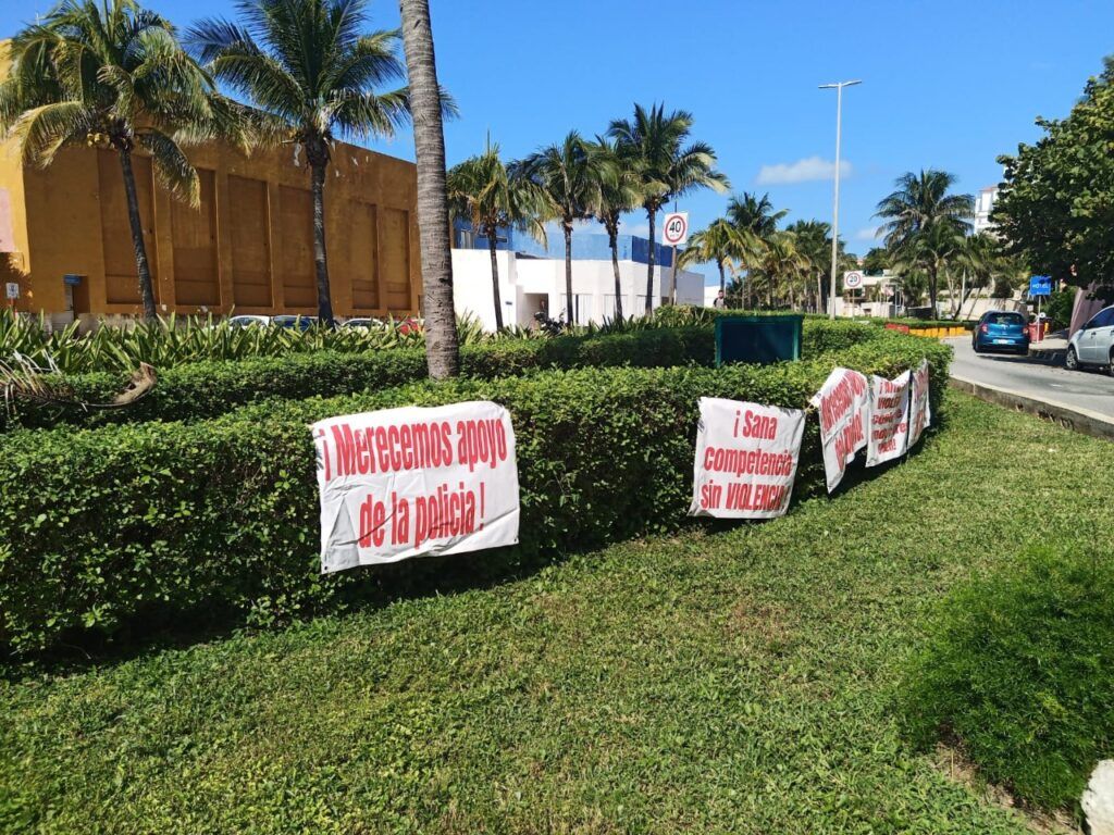 Bloquean activistas el bulevar Kukulcán de Cancún y exigen destitución del fiscal