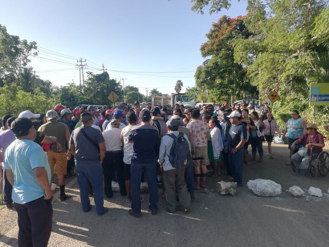 Ejidatarios de Kantunilkín toman instalaciones de CFE y bloquean carreteras, exigen pago de uso de tierras