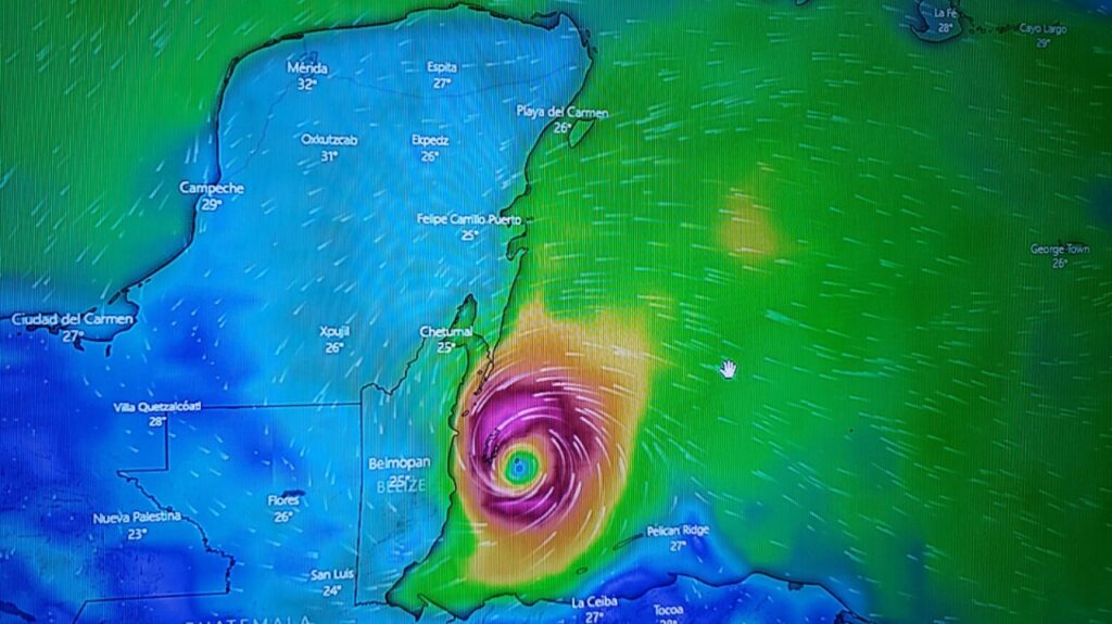 Alertan por lluvias, vientos y marea de tormenta que traerá huracán "Lisa" en la zona sur de Quintana Roo