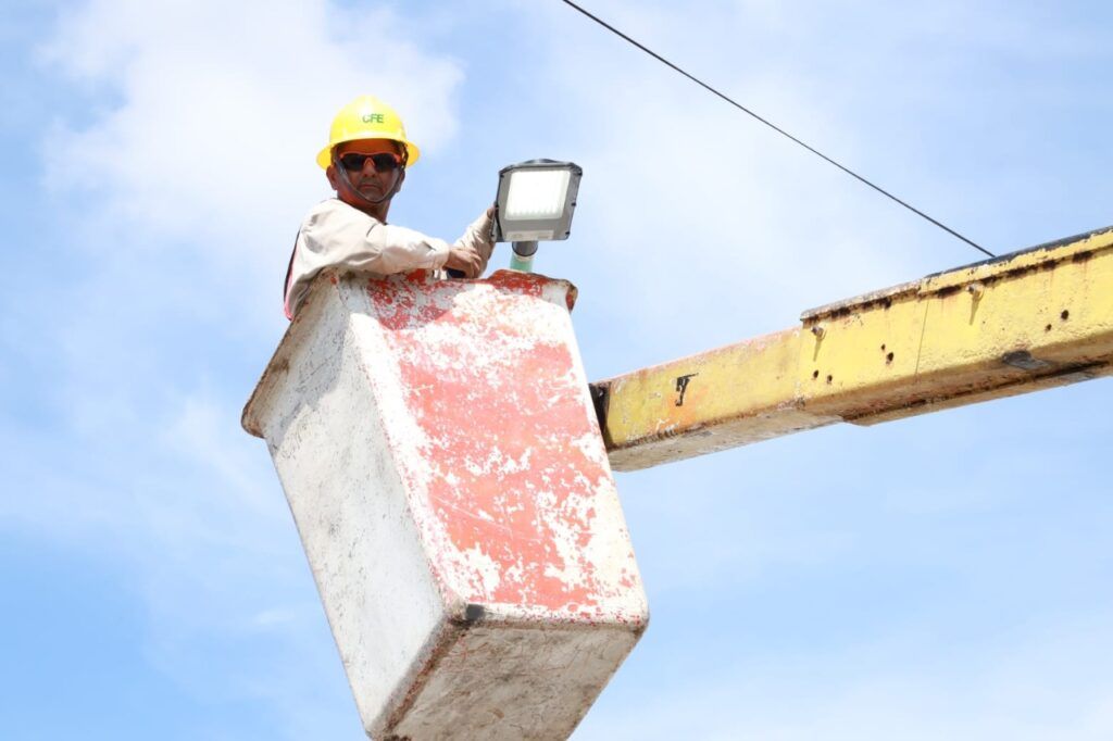 Continúa instalación de iluminarias en calles de Chetumal