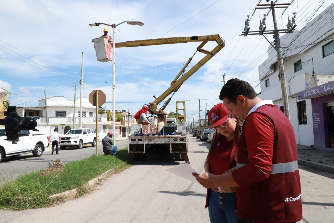 Continúa instalación de iluminarias en calles de Chetumal