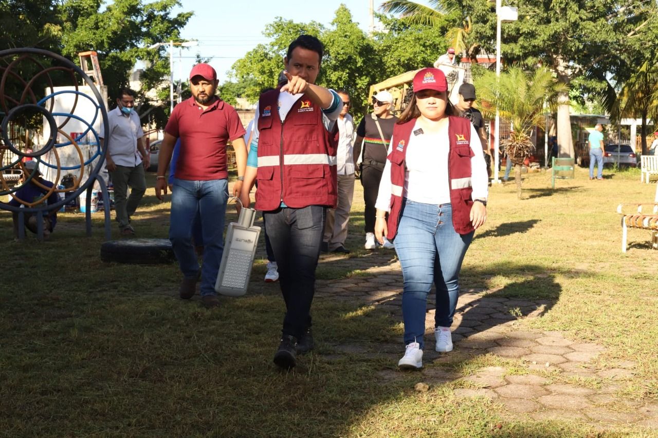 Atiende servicios públicos OPB parque de la colonia Payo Obispo