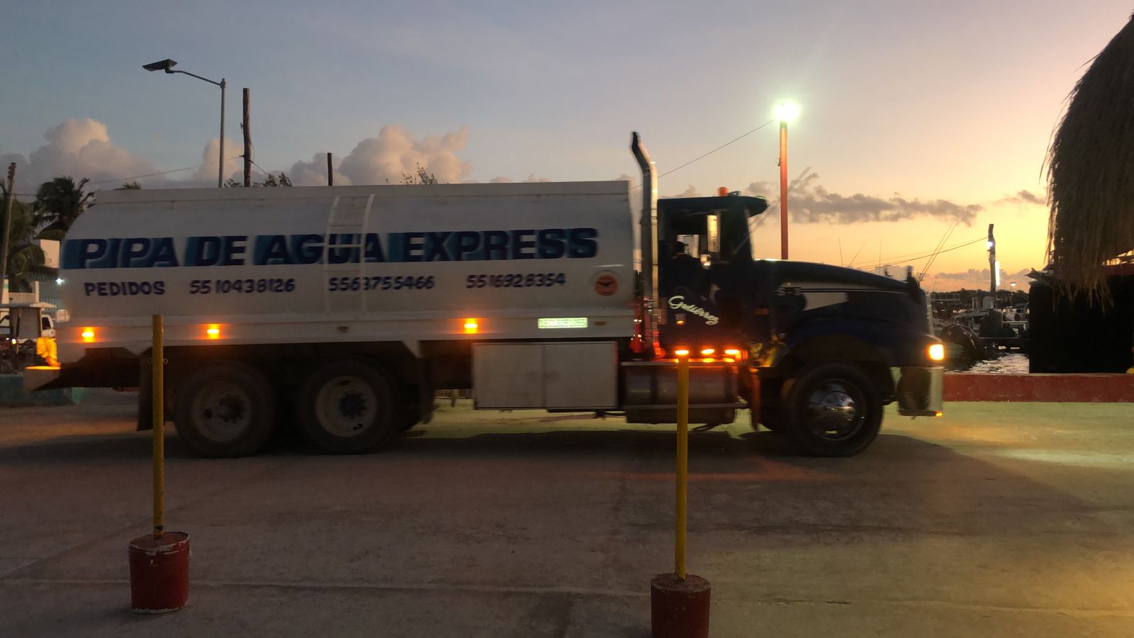Arriban tarde, pipas y autoridades a Holbox