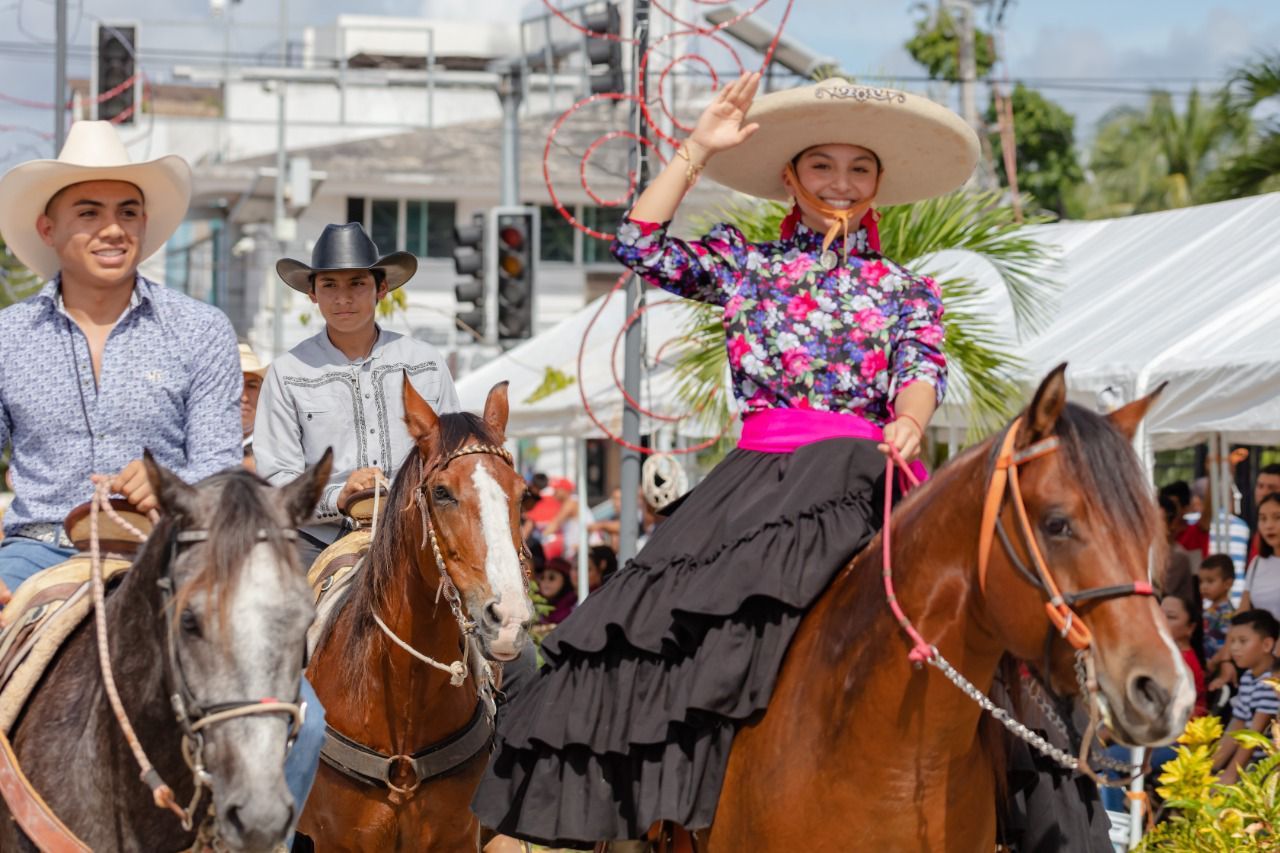 Multitudinario desfile para conmemorar la Revolución Mexicana en Tulum