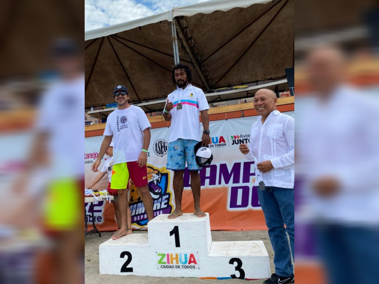 Surfistas quintanarroenses dominan las olas de Ixtapa Zihuatanejo