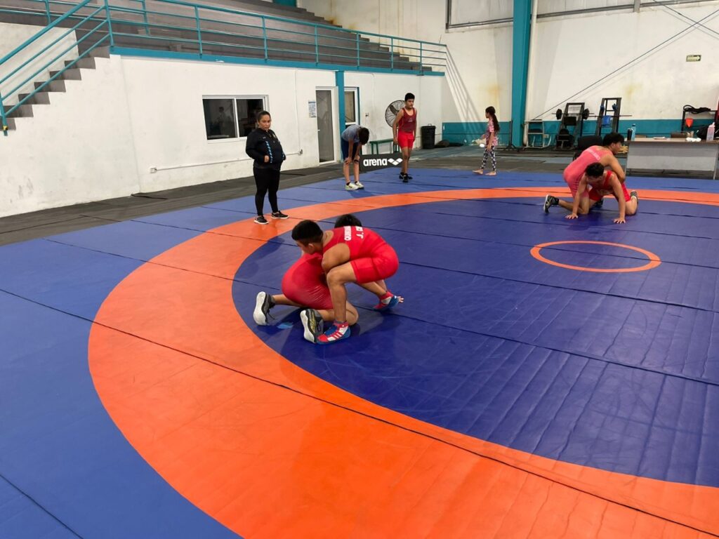 Dotan con nuevo tatami a equipo de luchas asociadas de la Unidad Deportiva Bicentenario en Chetumal