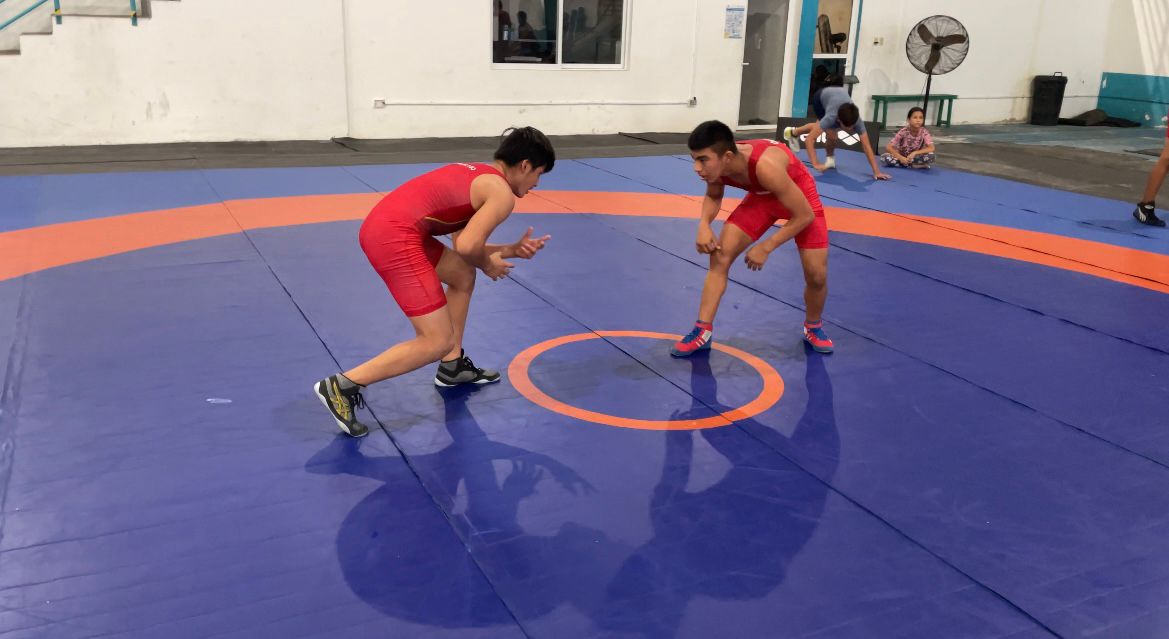 Dotan con nuevo tatami a equipo de luchas asociadas de la Unidad Deportiva Bicentenario en Chetumal