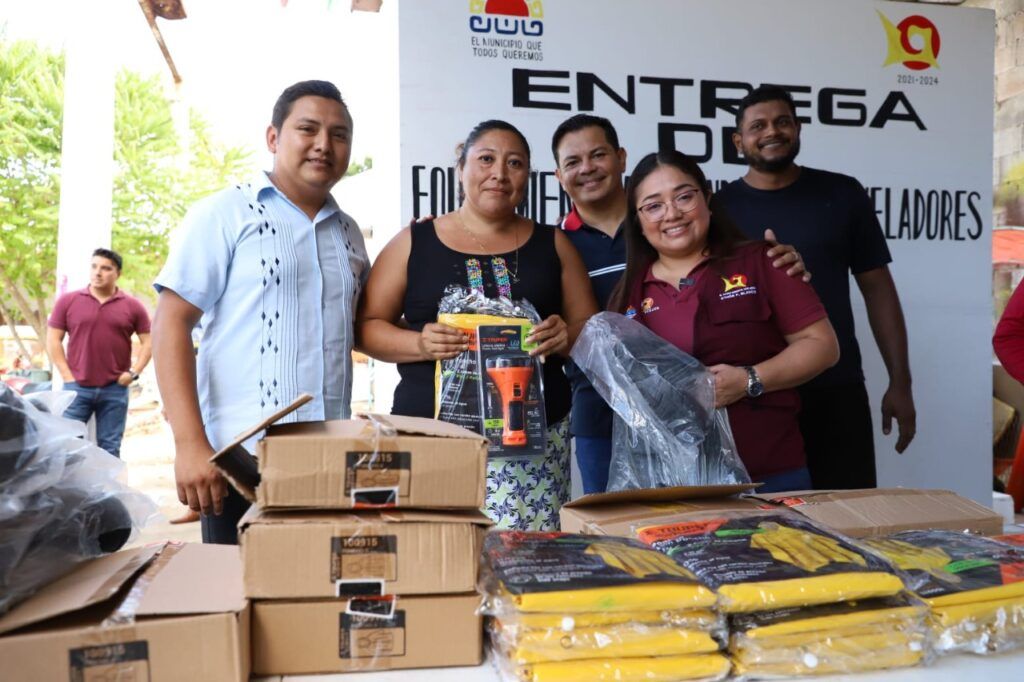 
Entrega Yensunni Martínez equipamiento a prsonal de servicios generales
