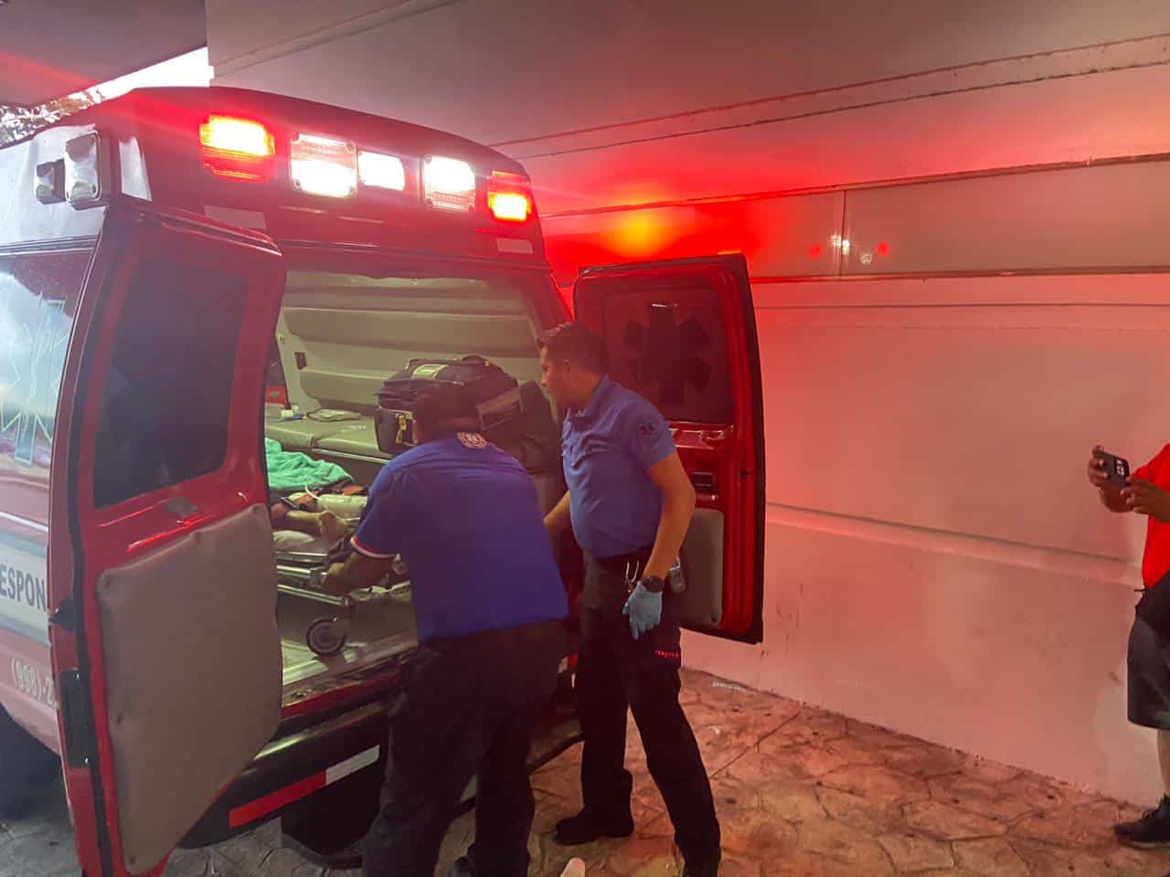 Balean a dos hombres afuera de una casa en la colonia Cuna Maya de Cancún