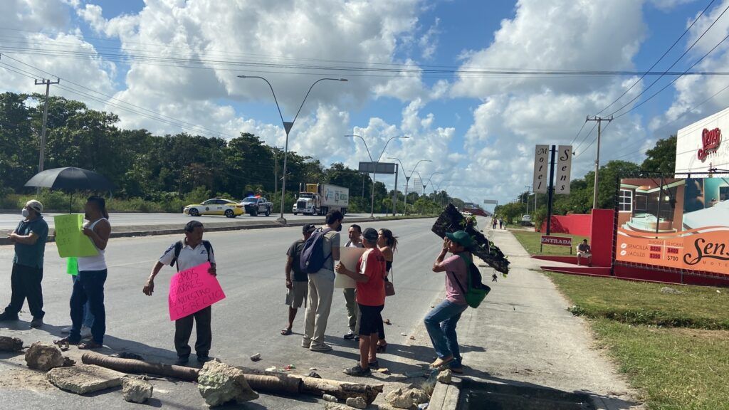 Bloquean colonos la José López Portillo de Cancún, por supuestos cobros excesivos de la CFE