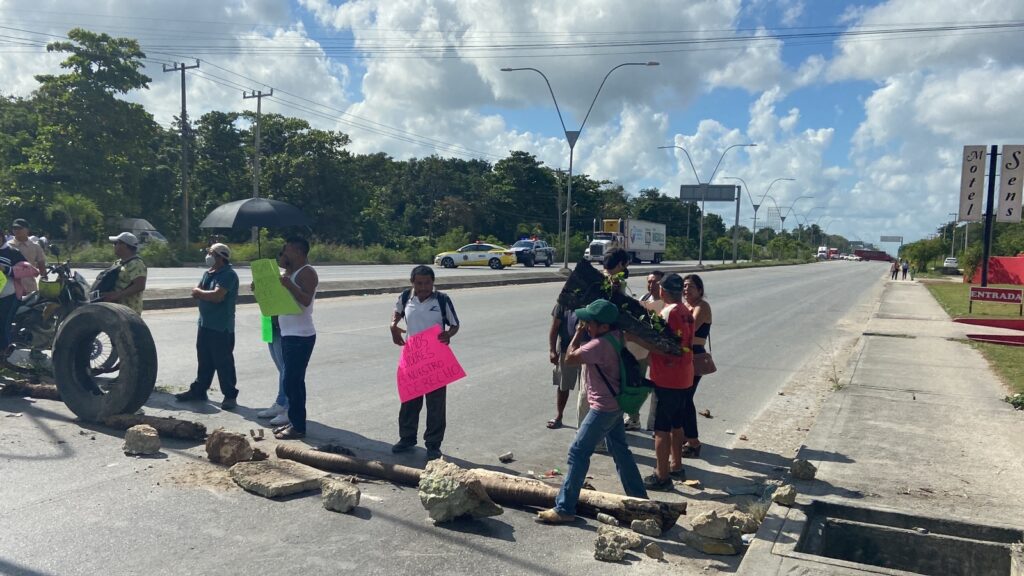 Bloquean colonos la José López Portillo de Cancún, por supuestos cobros excesivos de la CFE