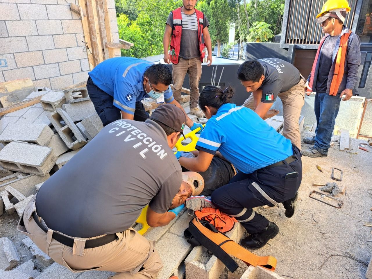 Cae muro sobre trabajador de la construcción en Tulum
