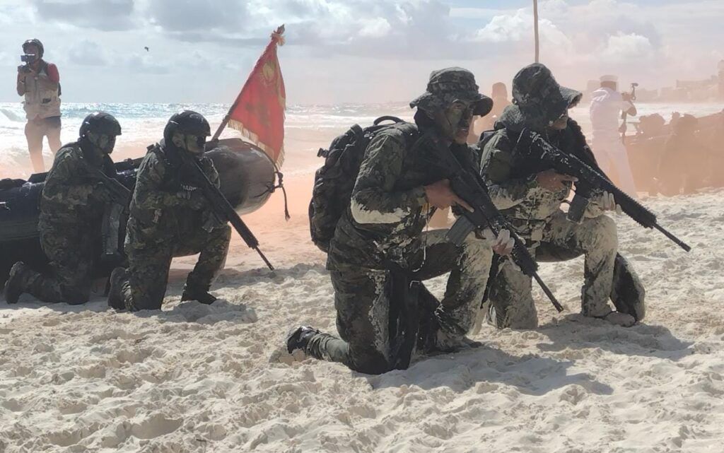 Causa asombro simulacro de toma de playa de la Marina en zona hotelera de Cancún