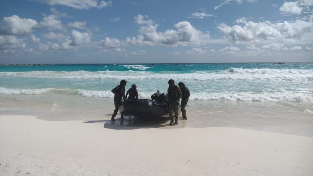 Causa asombro simulacro de toma de playa de la Marina en zona hotelera de Cancún