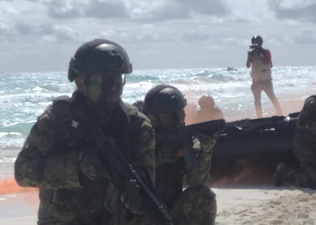 Causa asombro simulacro de toma de playa de la Marina en zona hotelera de Cancún