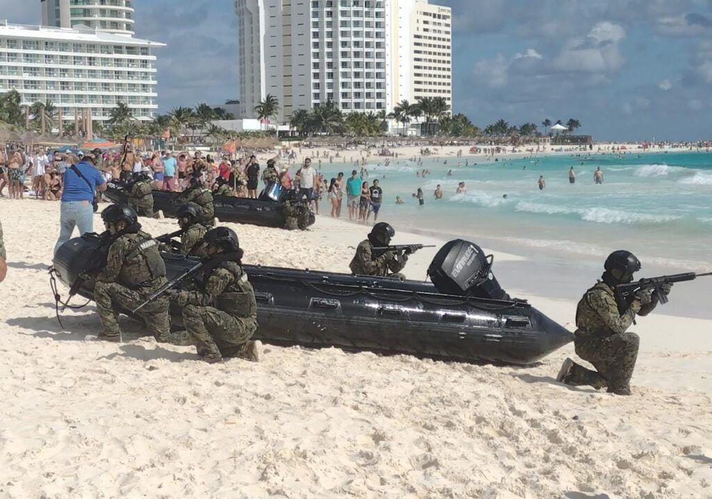 Causa asombro simulacro de toma de playa de la Marina en zona hotelera de Cancún