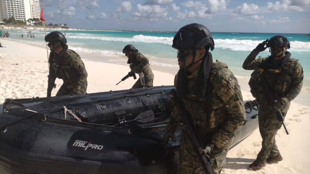 Causa asombro simulacro de toma de playa de la Marina en zona hotelera de Cancún