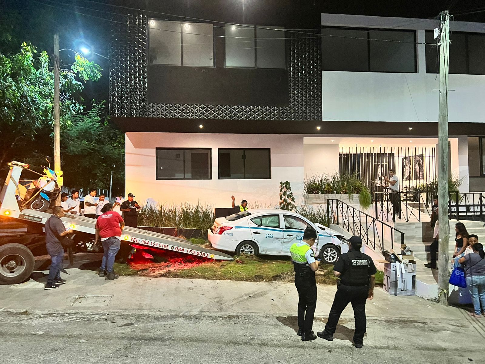 Embiste patrulla municipal a taxi de Playa del Carmen; una pasajera lesionada
