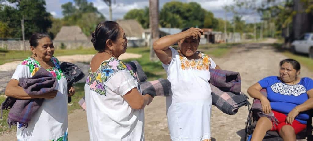 Entrega PC cobertores a familias de comunidades en Felipe Carrillo Puerto