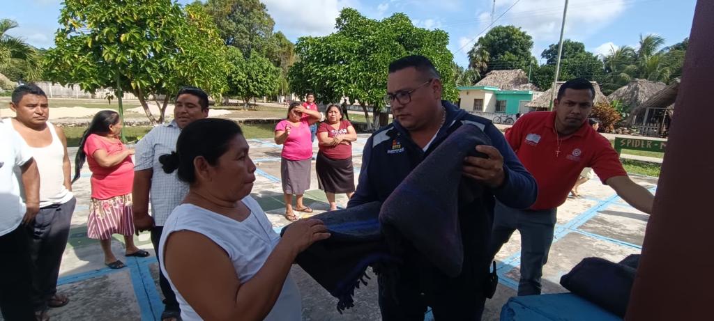 Entrega PC cobertores a familias de comunidades en Felipe Carrillo Puerto