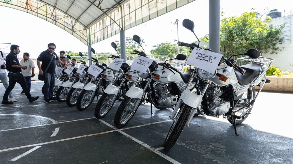 Equipa Marciano Dzul a 10 direcciones de su administración con motocicletas nuevas