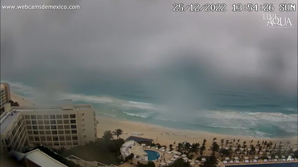 Frente frío ahuyentó a bañistas de las playas de Cancún