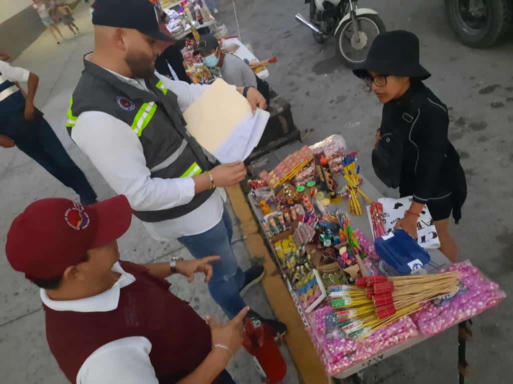 Inspeccionan a vendedores de pirotecnia en Cancún