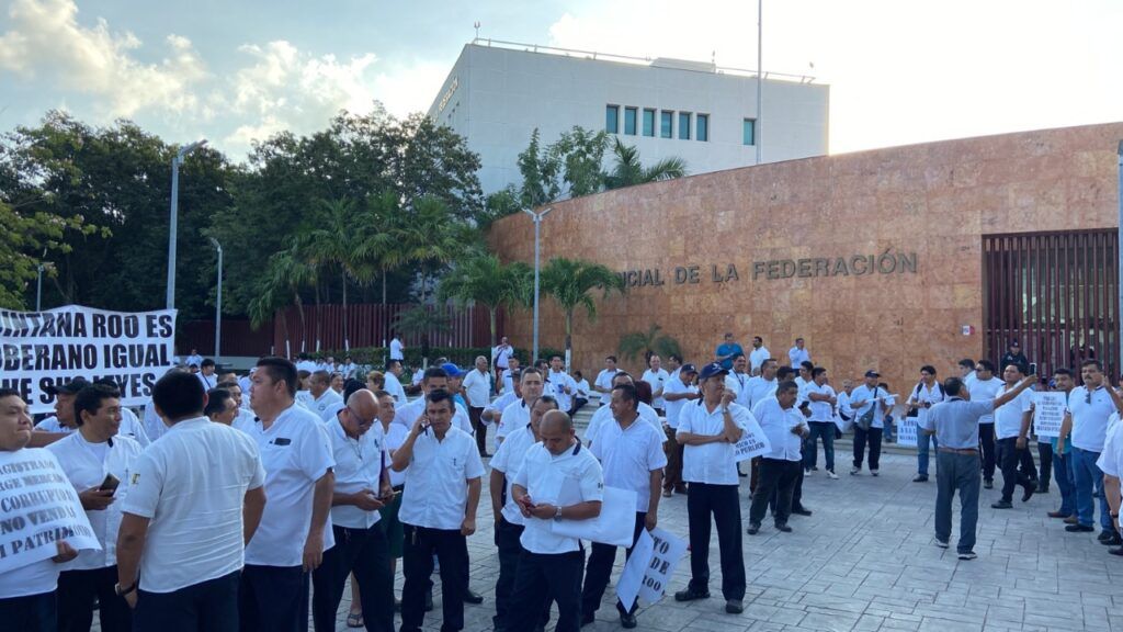 Se congregan más de mil taxistas frente a tribunales federales de Cancún