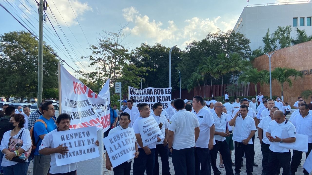 Se congregan más de mil taxistas frente a tribunales federales de Cancún