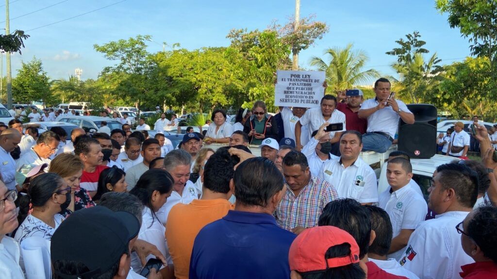 Se congregan más de mil taxistas frente a tribunales federales de Cancún