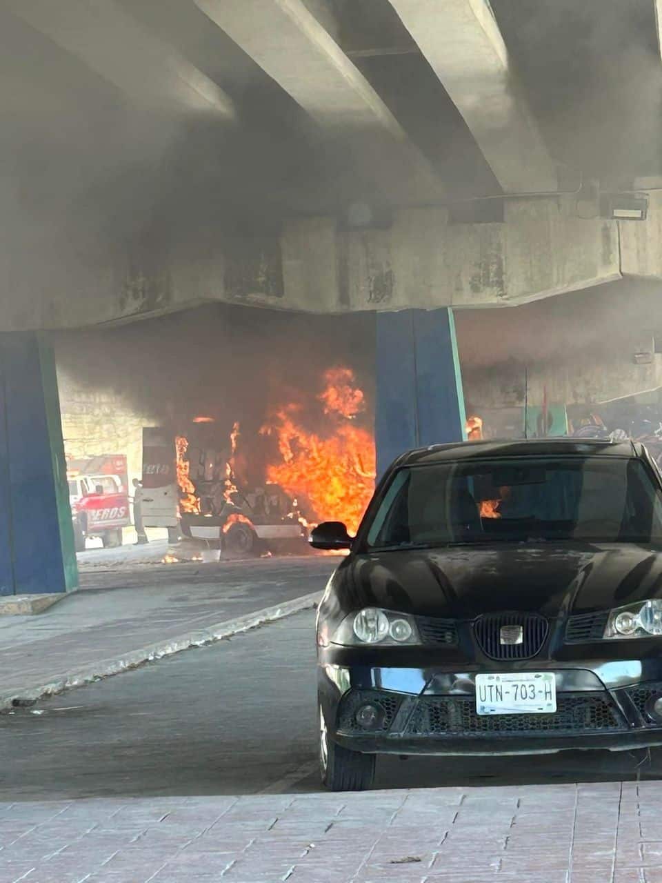 Se incendia camioneta de mensajería debajo del puente del Bulevar Playa del Carmen