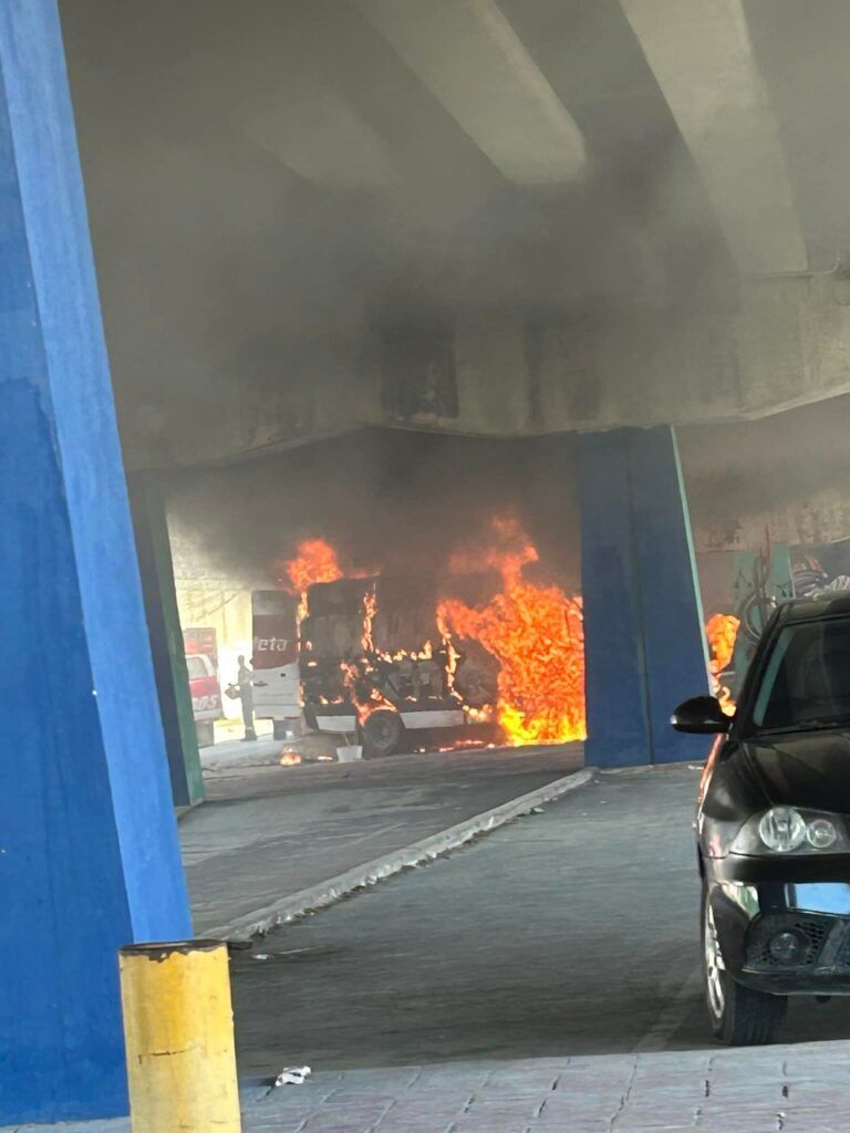 Se incendia camioneta de mensajería debajo del puente del Bulevar Playa del Carmen