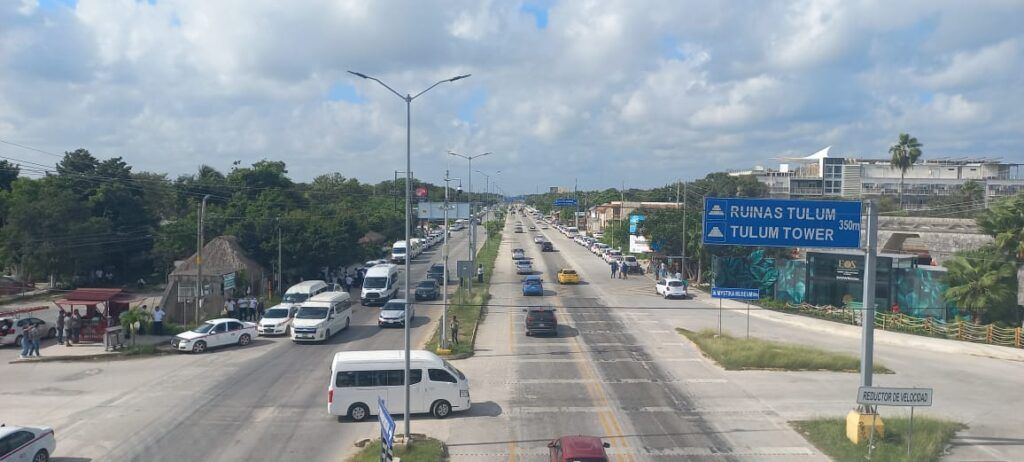 Se mantienen taxistas de Tulum congregados en la zona arqueológica