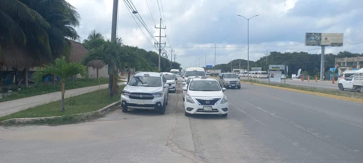Se mantienen taxistas de Tulum congregados en la zona arqueológica
