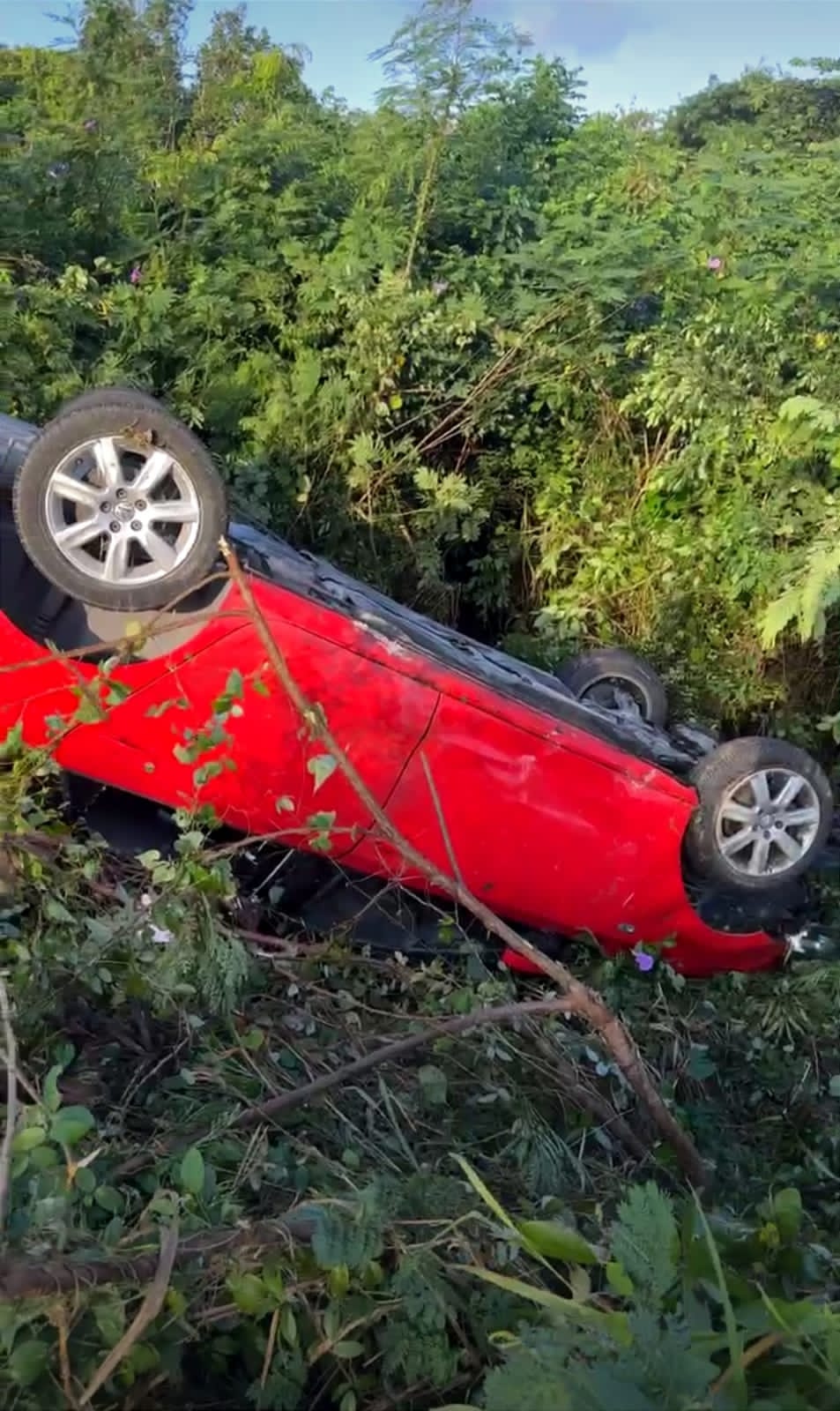 Vuelca automóvil en el tramo carretero Playa del Carmen-Tulum; un lesionado